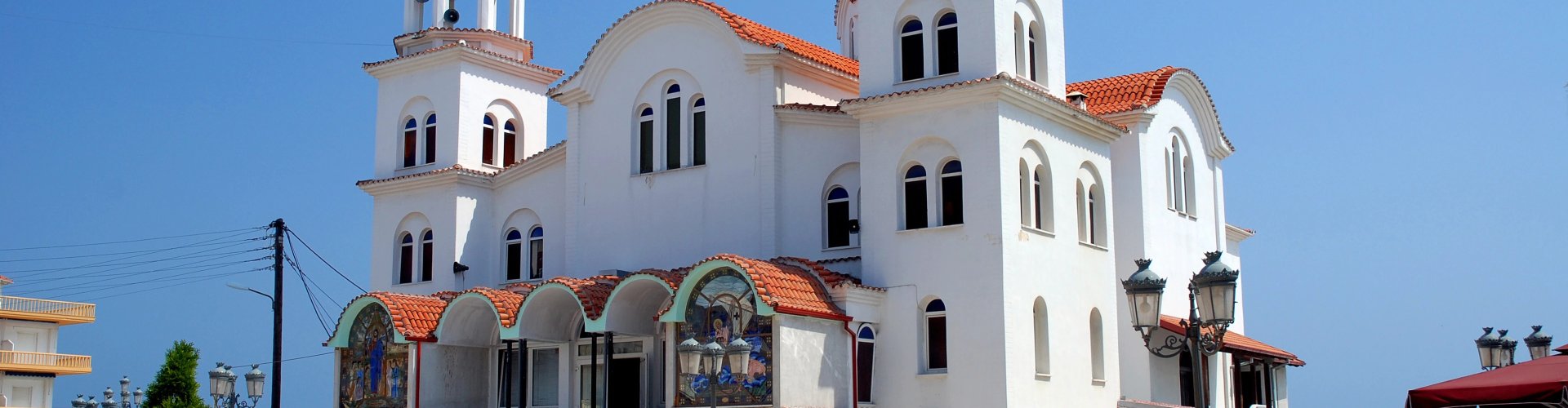 Night skyline with parked cars in Kateríni, GR